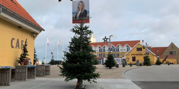 Der er for tiden mange politiske ledestjerner i lygtepælene, men de overstråles nu mange steder af den kristne Betlehemstjerne i Hirtshals. Foto: Niels Skipper.