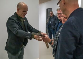 Lægerne Lars Breuning, Birgitte Mikkelsen og Flemming Pedersen tog imod nøglen fra Per Møller (C). Foto: Torben Elling.