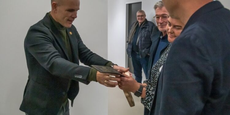 Lægerne Lars Breuning, Birgitte Mikkelsen og Flemming Pedersen tog imod nøglen fra Per Møller (C). Foto: Torben Elling.