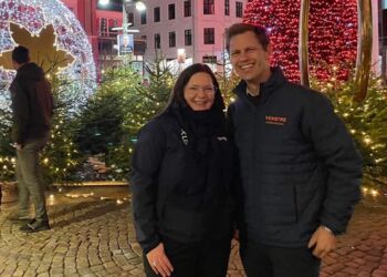 Lone Olsen ses her sammen med partifællen Mads Duedahl, der er regionsrådsformand i Nordjylland. Foto: Privat.