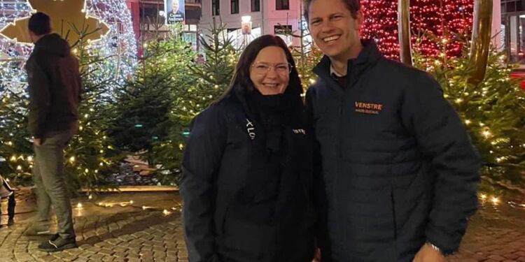 Lone Olsen ses her sammen med partifællen Mads Duedahl, der er regionsrådsformand i Nordjylland. Foto: Privat.
