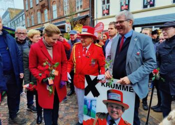 Mette Frederiksen i muntert selskab med Krumme og Arne Boelt. Foto: Elling.