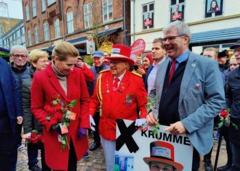 Mette Frederiksen i muntert selskab med Krumme og Arne Boelt. Foto: Elling.