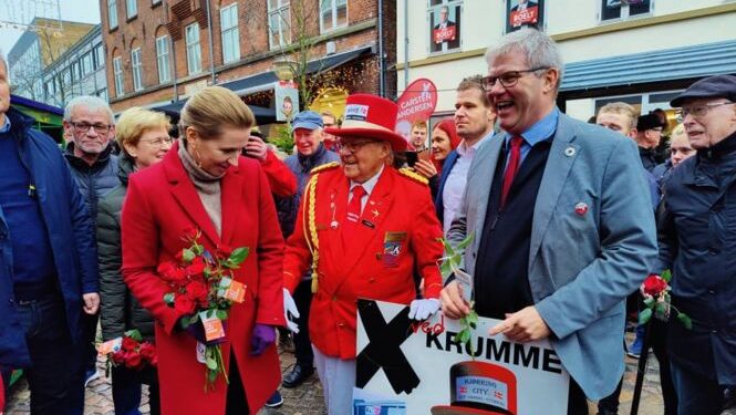 Mette Frederiksen i muntert selskab med Krumme og Arne Boelt. Foto: Elling.