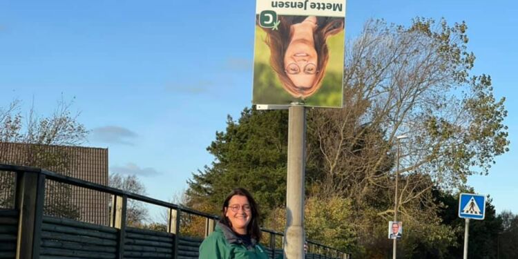 Mette Jensen (C) står på hovedet for kortfattet at forklare betydningen af valgforbund i Hjørring Kommune. Foto: Privat.