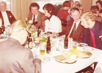 Kaj Mortensen ses her mange år efter krigen i brun jakke til højre for blomsten spise frokost sammen med modstandsfolk.