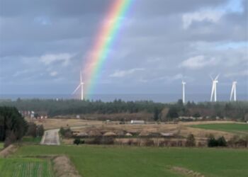 Regnbue over Hirtshals Havnefonds møller set fra Horne. Foto: Privat.