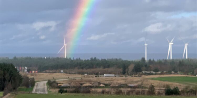 Regnbue over Hirtshals Havnefonds møller set fra Horne. Foto: Privat.