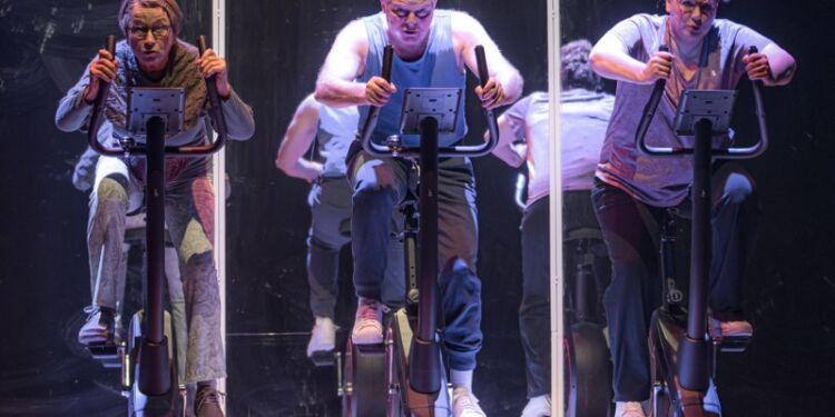 Hanne Laursen, Jørgen Bing og Lone Rødbroe på vej... med sammenbidte cykelrytterattituder...