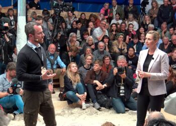 Jakob Ellemann-Jensen (V) i snak med Mette Frederiksen (S) i maj 2019. Foto: Naturmødet.