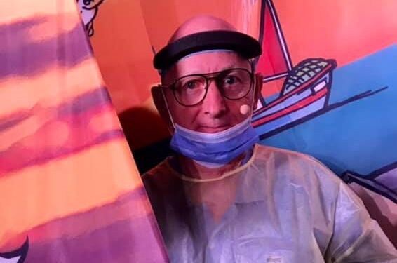 Kurt Bærentsen med coronamaske og mundbind på scenen hos Hirtshals Revyen.