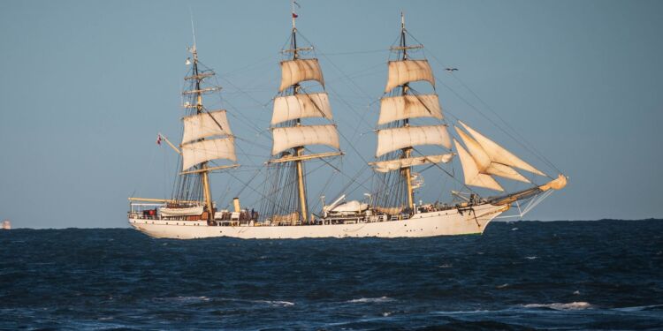 Skoleskibet Danmark ud for Hirtshals. Foto (arkiv): Steen Christensen.