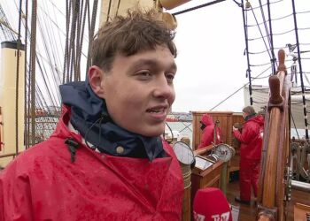 At stå ved roret er rimeligt simpelt. Det er bare at holde en kurs, fortæller Magnus Arnold. Foto: TV2 Nord.