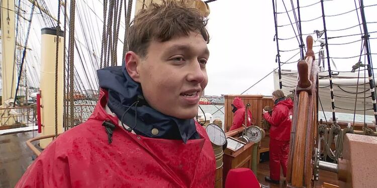 At stå ved roret er rimeligt simpelt. Det er bare at holde en kurs, fortæller Magnus Arnold. Foto: TV2 Nord.