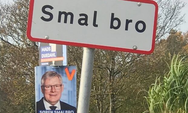Ikke alle valgplakater hænger på ligeså velplacerede pæle som denne med Søren Smalbro fra Venstre. Foto: Dorte Lyager.