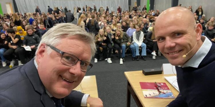 Søren Smalbro (V) og Per Møller (C), som her ses til debat mandag hos HPR, er blå bloks to bud på borgmesterposten i Hjørring Kommune. Foto (arkiv): Privat.