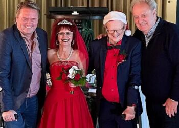 Det kendte nordjyske musikerpar Sussi og Leo er søndag blevet gift. Her er de flankeret af fra Johnny Hansen fra Kandis og hans far, Bjørn Hansen fra Bjørn og Okay. Foto: Mickey Kruse, TV2 Nord.