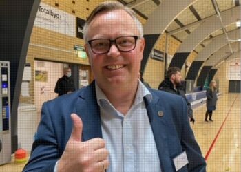 Tim Jensen ses her med tomlen opad som lokalpolitiker, men han er for tiden knap så tilfreds i rollen som  servicechef hos ABS Auto.