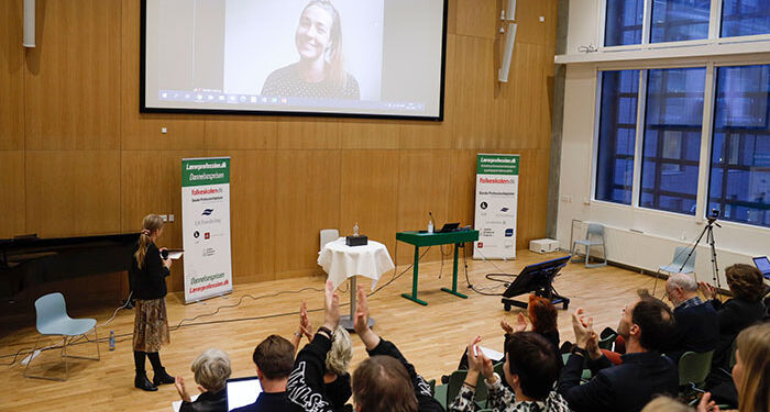 Vibeke Elena Hansen måtte desværre nøjes med at være med online, da en corona-isolation forhindrede hende i at deltage i prisoverrækkelsen i København. Foto: UCN.