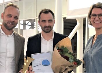 Lasse Hald (til venstre) og Daniel Urbaniak får Erhverv Hjørrings Iværksætterpris 2021 overrakt af Mette Green Clausen, bestyrelsesmedlem hos Erhverv Hjørring.