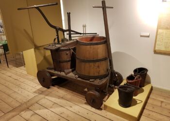 Brandsprøjte og læderspande i udstillingen ”Skattekisten” på Vendsyssel Historiske Museum i Hjørring. Kilde: Vendsyssel Historiske Museum.