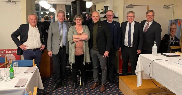 Fra højre ses spidserne Erik Høgh fra DF, Søren Smalbro (V), Erik Krage (T), Per Møller (C), Louise Hvelplund (Ø), Arne Boelt (A) og rugbrødsjournalisten Hasse Boe. Foto: Privat.