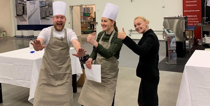 Kokkeeleverne Rasmus Jensen og stine Hartvig Pedersen samt tjenerelev Jasmin Obenheimer Mørch Jensen. Foto: Tech College.