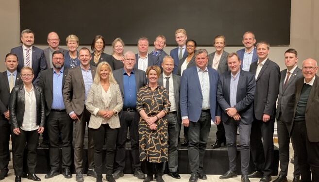 Medlemmer af det svenske og danske transportudvalg på besøg i Ystad Havn.