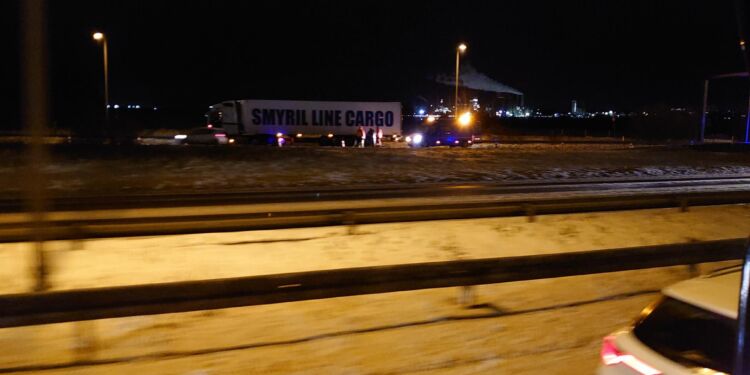 Lastbilen spærrer motorvej E39. Foto: Presse-foto.sk.