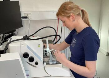 Julie Alsing Pugdal i laboratoriet, hvor der er travlt med blandt andet coronaprøver.
Foto: Robert Bedsted / TV2 Nord.