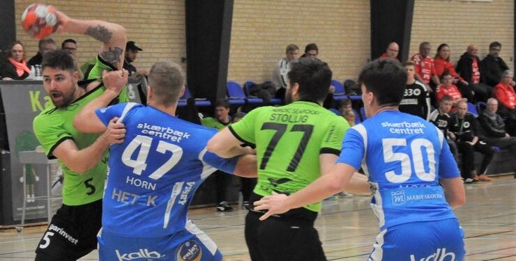 Oliver Prince (til venstre) angriber Tønder-forsvaret i det, der blev ESV’s sidste kamp i år. Foto: Erik Torp.