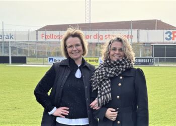 Event-skaberne Sanne Godtliebsen og Rikke Ejsenhardt på Hjørring Stadion, som til sommer skal danne ramme om Femhøje Festival.