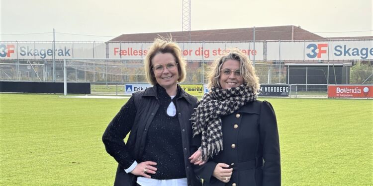 Event-skaberne Sanne Godtliebsen og Rikke Ejsenhardt på Hjørring Stadion, som til sommer skal danne ramme om Femhøje Festival.