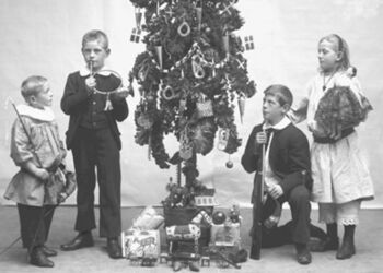 Friis-børnene omkring grønkålsjuletræet, 1904. Holger Friis er nr. 2 fra højre. Foto: Kirstine Lund, Historisk Arkiv/Vendsyssel Historiske Museum.