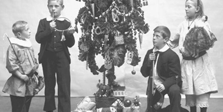Friis-børnene omkring grønkålsjuletræet, 1904. Holger Friis er nr. 2 fra højre. Foto: Kirstine Lund, Historisk Arkiv/Vendsyssel Historiske Museum.