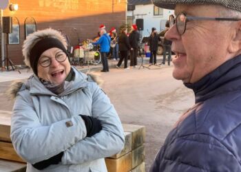 Hirtshals Handel & Erhvervs formand Dorthe Schaltz holdt humøret og fanen højt i godt selskab med tidligere handelschef Jens Brændgaard. Foto: Niels Skipper.