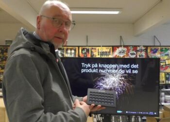 Tommy Høj står med det smarte lille display, hvor kunden kan vælge produktvideoer med fyrværkeri hos Høj Data.