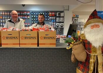 Tommy Høj og Søren Nielsen står klar til at dele julekasser ud i butikken på Nørregade i Hirtshals.