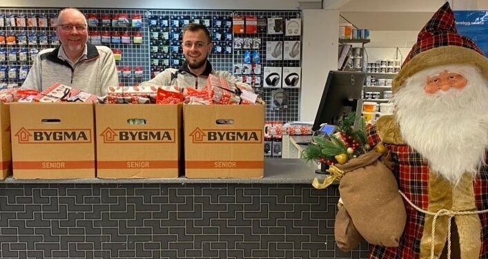 Tommy Høj og Søren Nielsen står klar til at dele julekasser ud i butikken på Nørregade i Hirtshals.