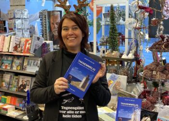 Henriette Roden Münster hos Bog & idé i Hirtshals med erindringsbogen af forfatter Birgitte Meyer.