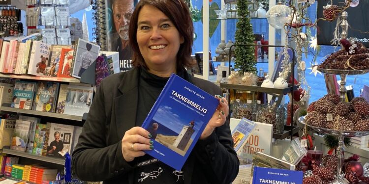 Henriette Roden Münster hos Bog & idé i Hirtshals med erindringsbogen af forfatter Birgitte Meyer.