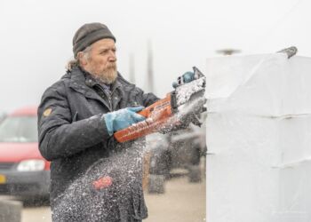 Henrik Woodpek er en af de knivskarpe gengangere ved Isskulpturfestival 2025 i Hirtshals. Foto (arkiv): Jens Kranen.