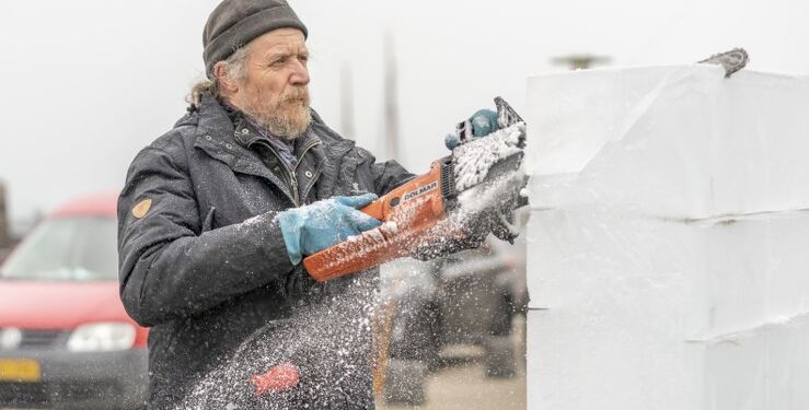 Henrik Woodpek er en af de knivskarpe gengangere ved Isskulpturfestival 2025 i Hirtshals. Foto (arkiv): Jens Kranen.