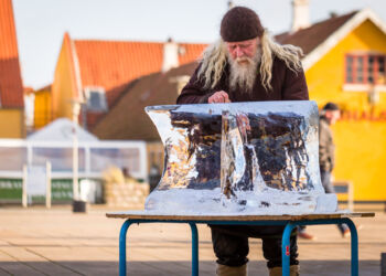 Claus Gajhede i gang med en isskulptur i Hirtshals. Foto (arkiv): René Stoklund.