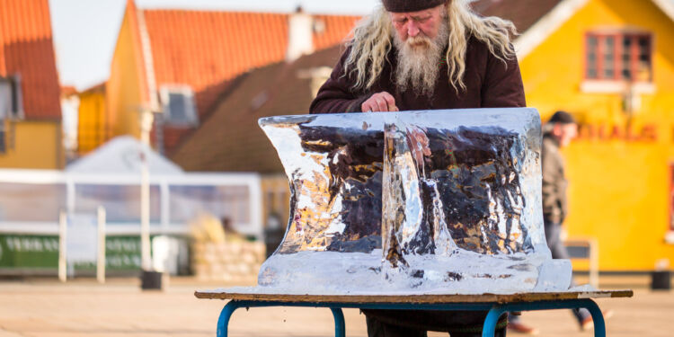 Claus Gajhede i gang med en isskulptur i Hirtshals. Foto (arkiv): René Stoklund.