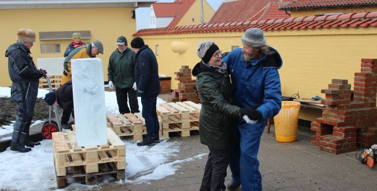 Henrik Woodpek år en svingom med formand Dorthe Schaltz fra Hirtshals Handel & Erhverv. Foto: Niels Skipper.