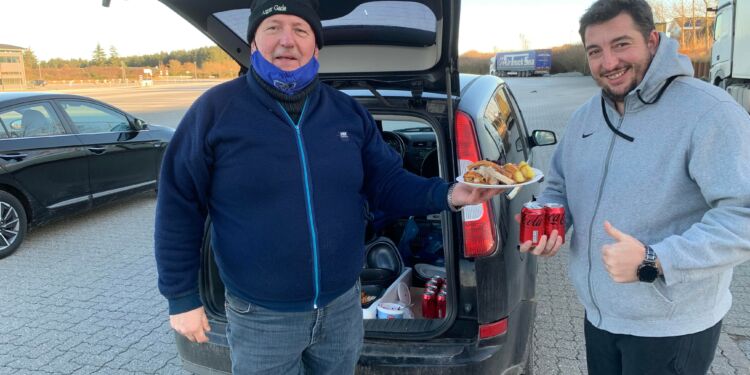 Her er det en taknemlig og glad rumænsk chauffør, der hos HTC får serveret julemad af Asger Gade.