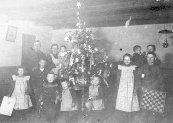 Familien Mikkelsen, Hæstrup, samlet ved juletræet omkring 1900. Foto: VHM.