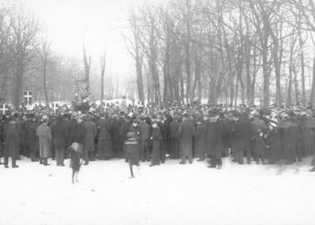 Spejdernes udendørs juletræsfest i Christiansgave december 1918, arrangeret af Holger Friis. Almindelig juletræsfest var forbudt under Den spanske syge. Mellem 15.000 og 18.000 danskere døde af Den spanske syge i årene 1918-20 (ud af en befolkning på knap 3.000.000). Foto: VHM.