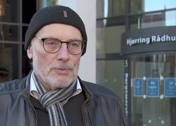 - Vi gør alt, hvad vi kan for at få flere hænder til at hjælpe os hen over julen og ind i januar, siger Leif Serup er direktør for Sundhed, Ældre og Handicap i Hjørring Kommune.
Foto: Simon Hougaard/TV2 Nord.